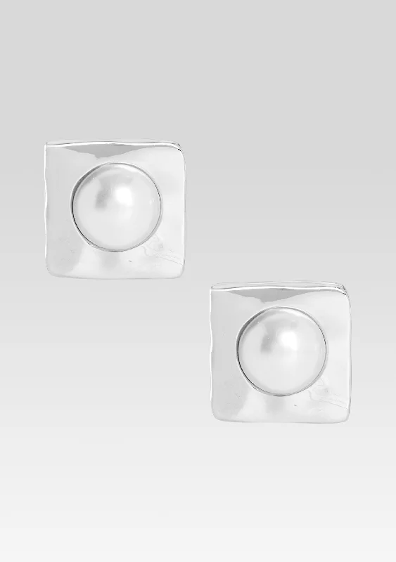 Nikki Pearl Earrings