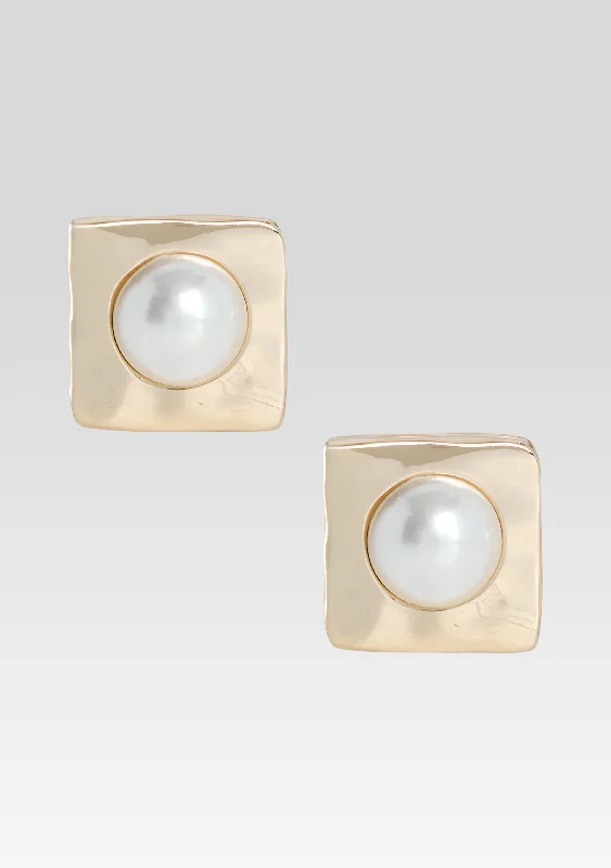 Nikki Pearl Earrings